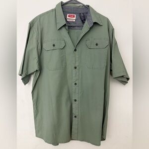Wrangler Men's Olive Button-Down Shirt cotton
